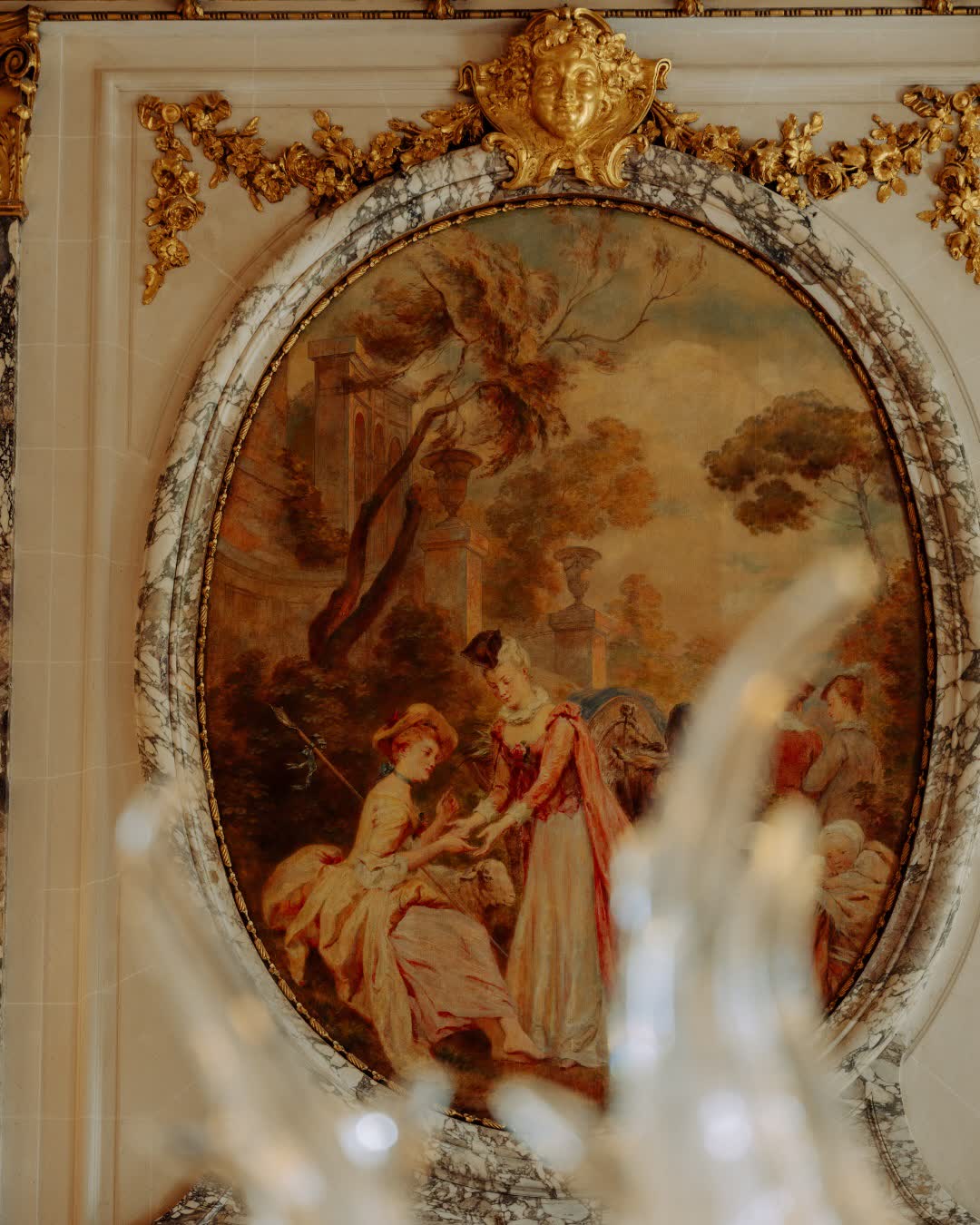 Painel histórico no salão do Le Meurice