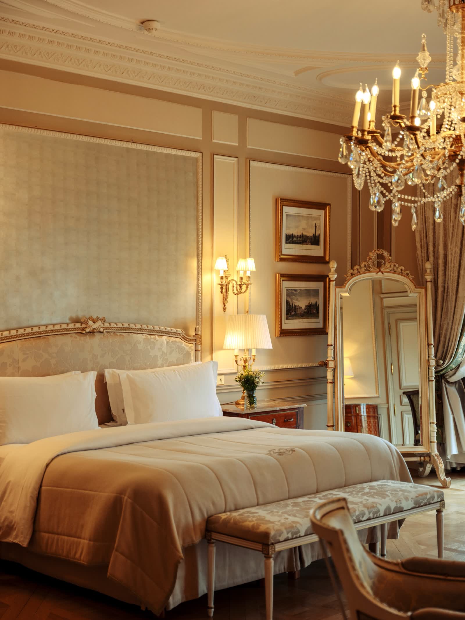 Suíte clássica do Hôtel Le Meurice