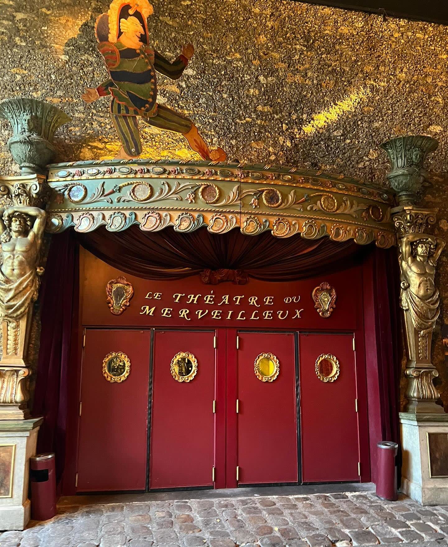 Entrada ornamentada do Théâtre du Merveilleux no Musée des Arts Forains