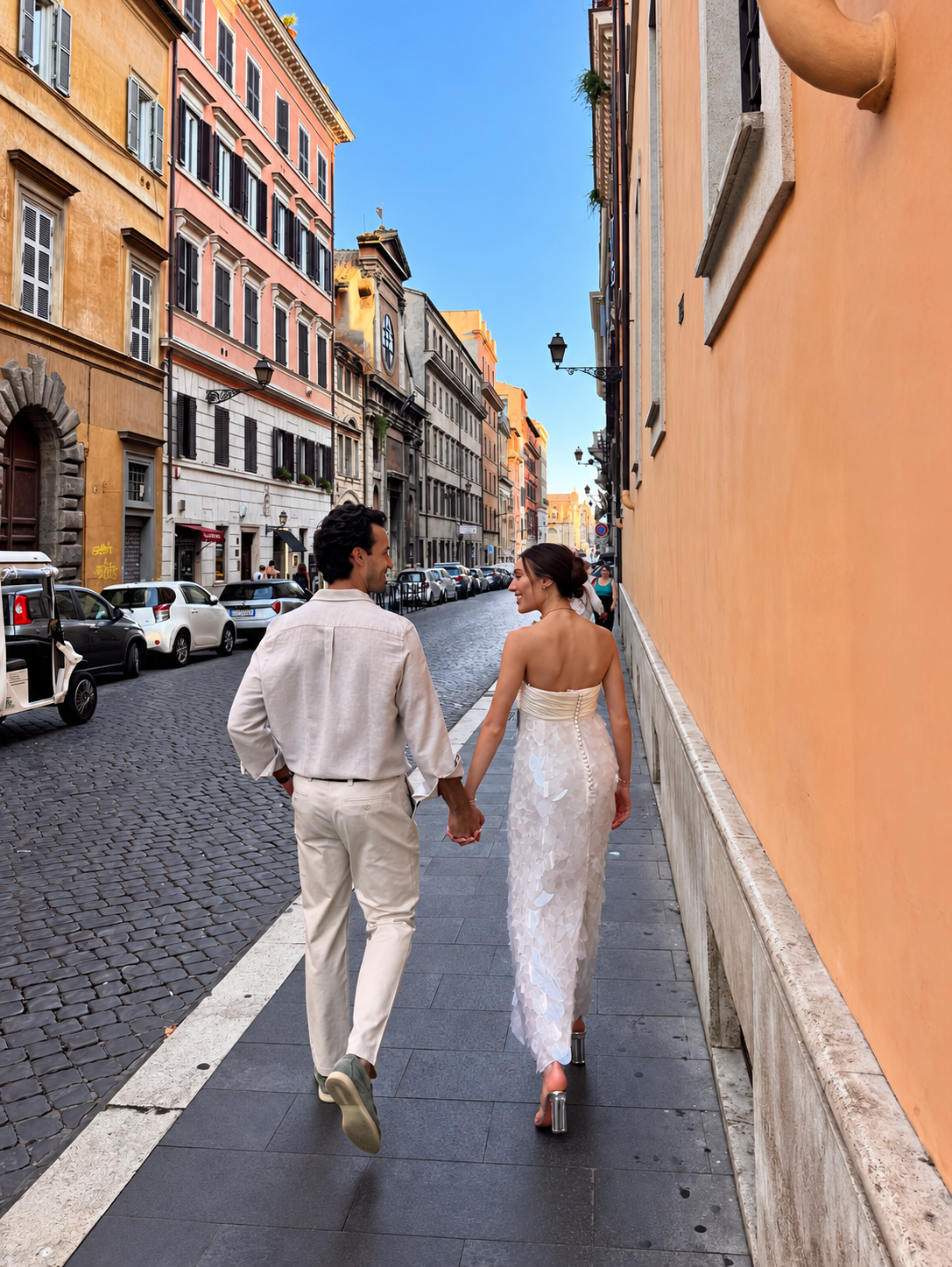 Danna e Matteo caminhando de mãos dadas por uma rua italiana